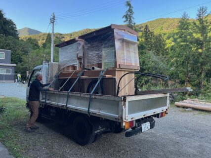 リヤカー屋台を運ぶトラック